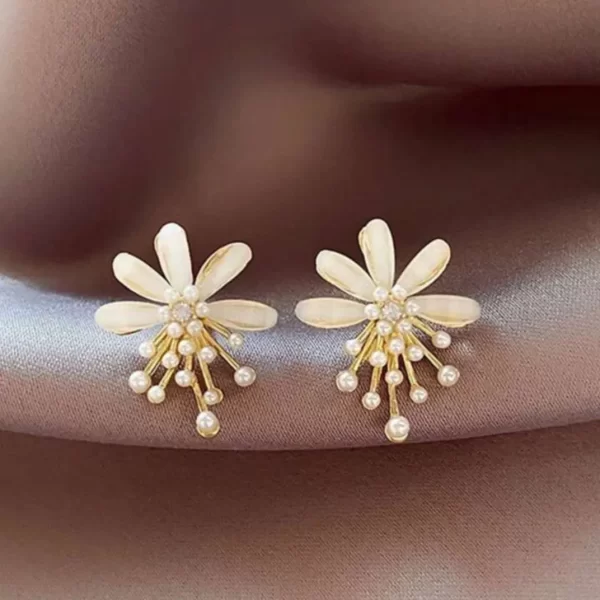 Daisy Pearl Detailed Earrings (E128)
