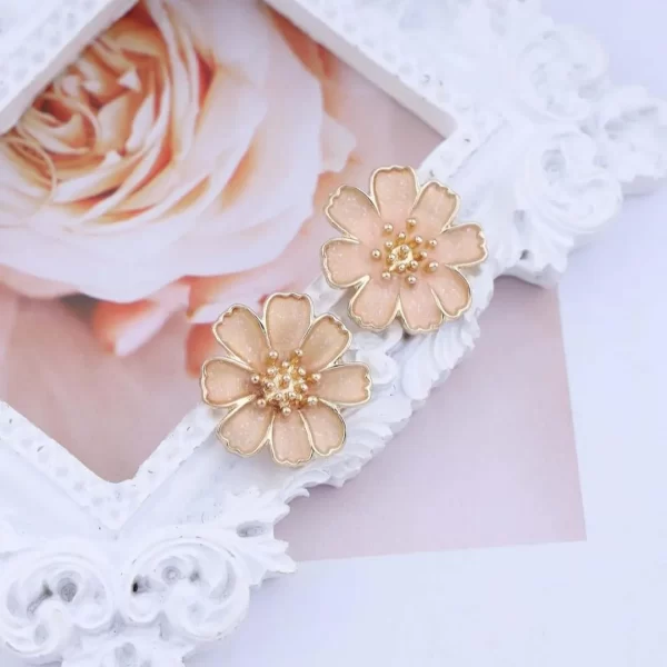 Vintage Daisy Flower Stud Earrings (E080)