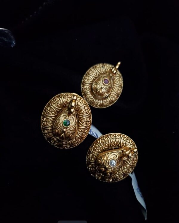 Timeless Gold Ring with Intricate Gemstone Detailing (R001)